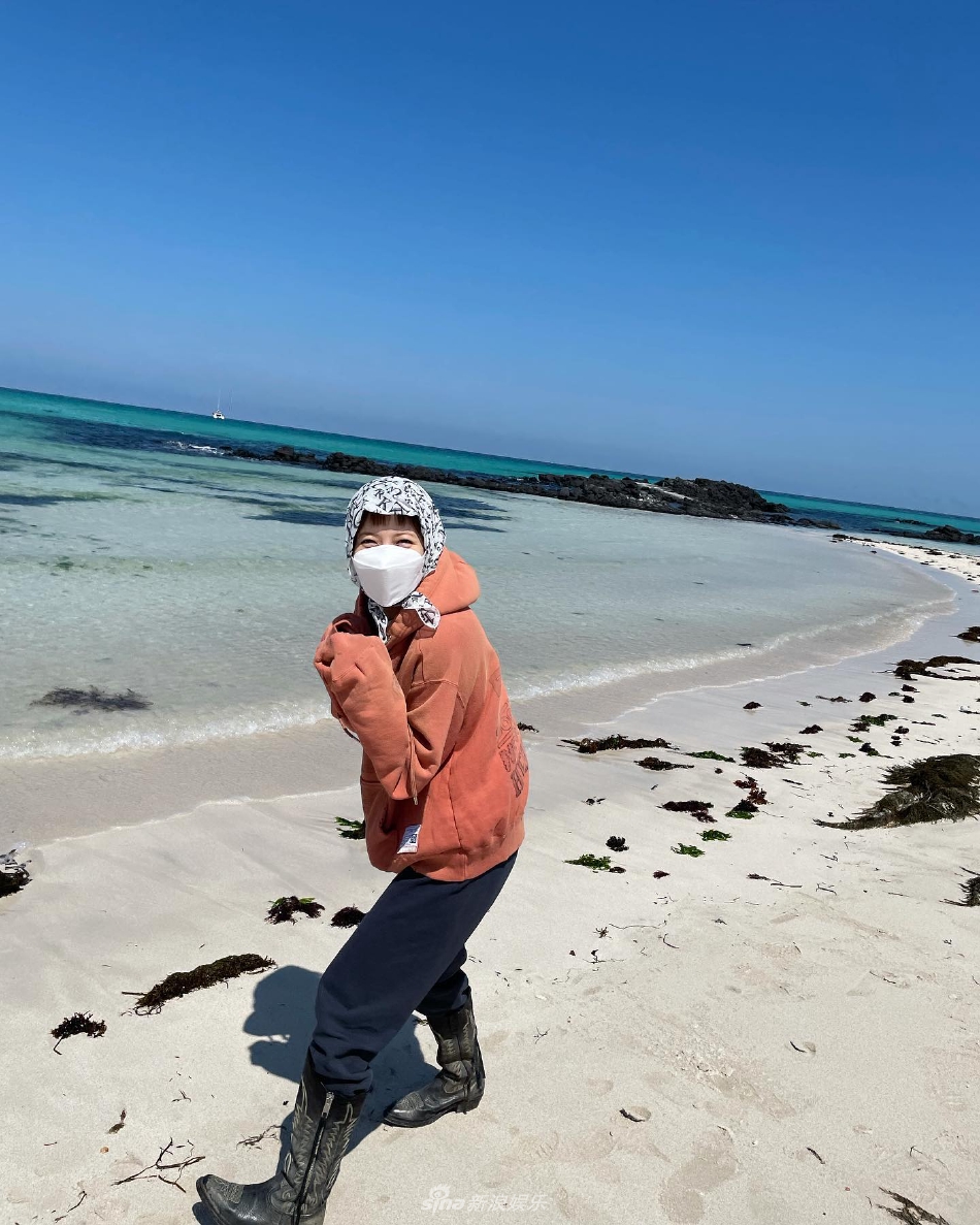 組圖：泫雅曬趕海照包裹嚴實 戴碎花頭巾風格變保守