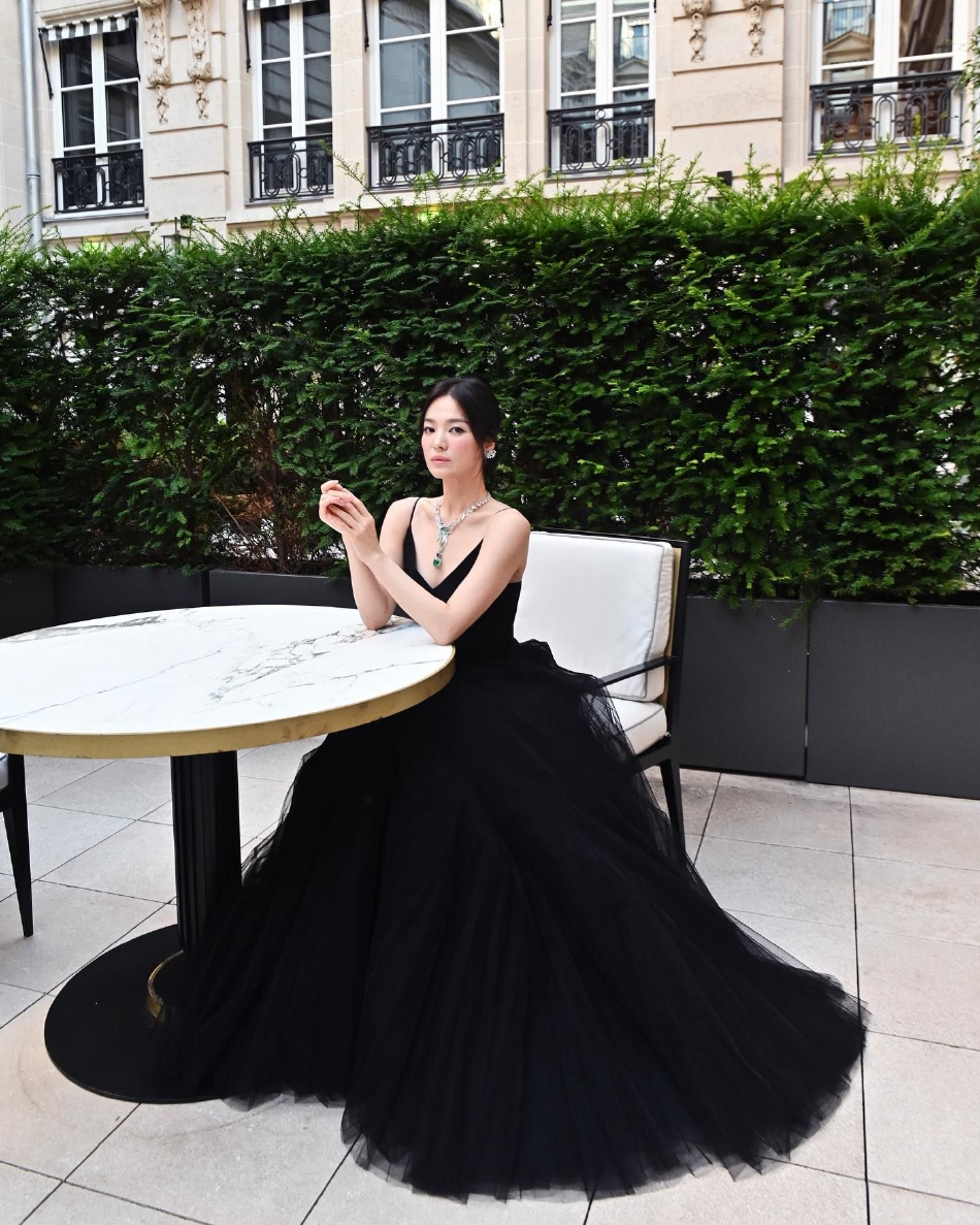 組圖：宋慧喬巴黎戶外拍美照 長裙造型優雅似黑天鵝