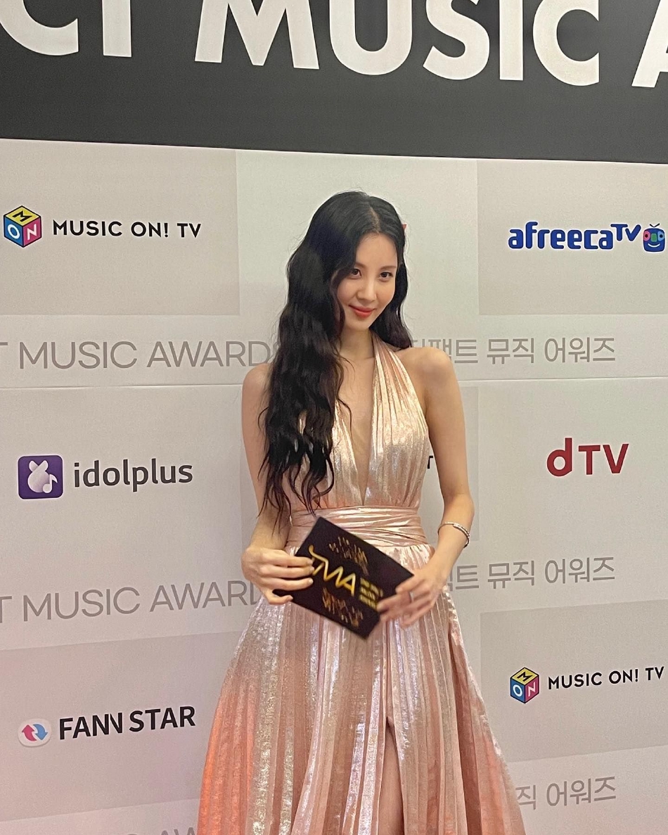 組圖：少女時代徐賢穿粉金長裙身材好 與防彈少年團合照