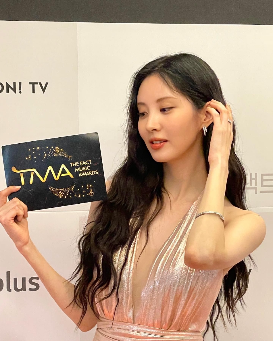 組圖：少女時代徐賢穿粉金長裙身材好 與防彈少年團合照