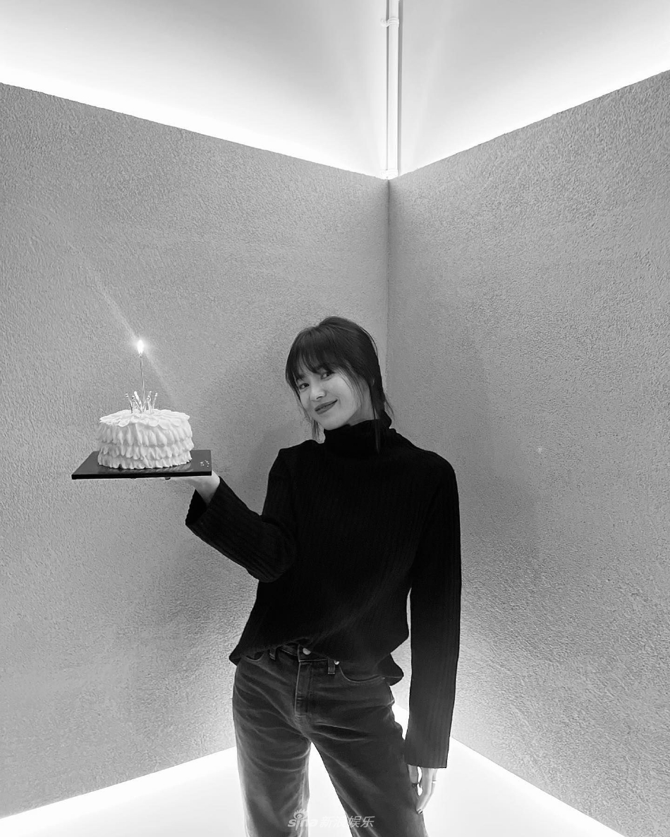 组图：41岁宋慧乔庆祝生日 手捧蛋糕笑容甜似少女
