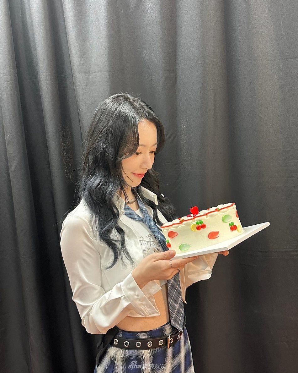 组图:宫胁咲良晒生日自拍照 捧蛋糕笑容甜嘟嘴可爱