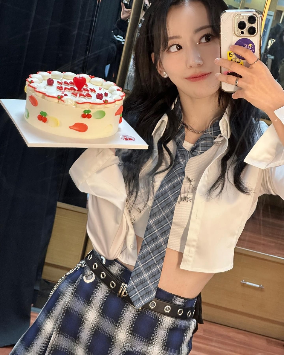 组图:宫胁咲良晒生日自拍照 捧蛋糕笑容甜嘟嘴可爱