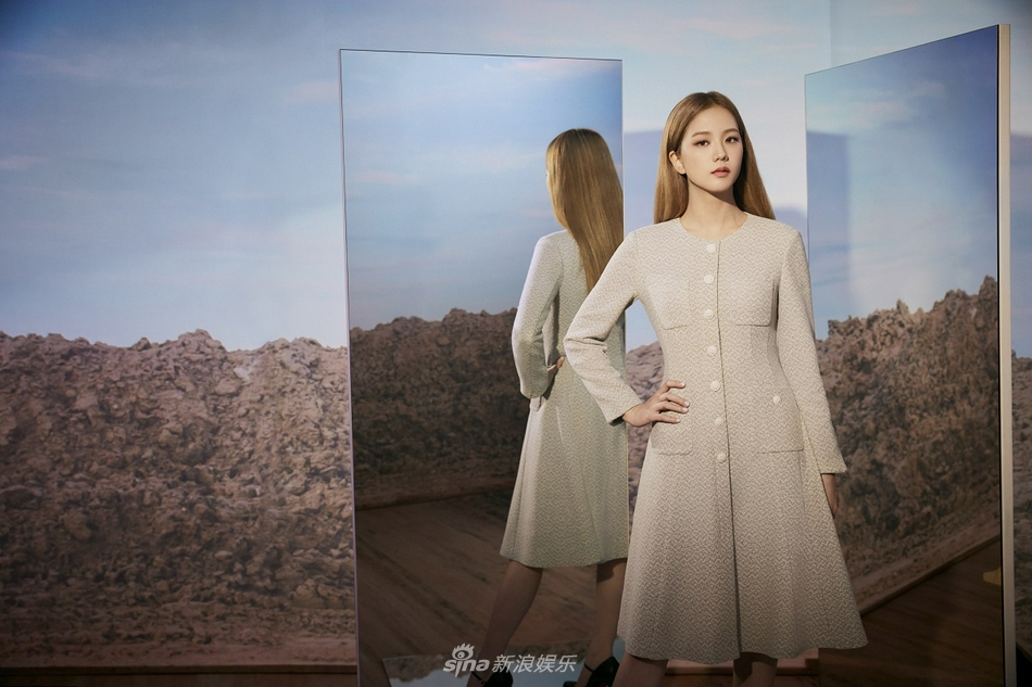 组图：BLACKPINK金智秀拍宣传写真 穿秋装演绎职场女性