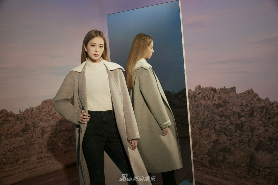 组图：BLACKPINK金智秀拍宣传写真 穿秋装演绎职场女性