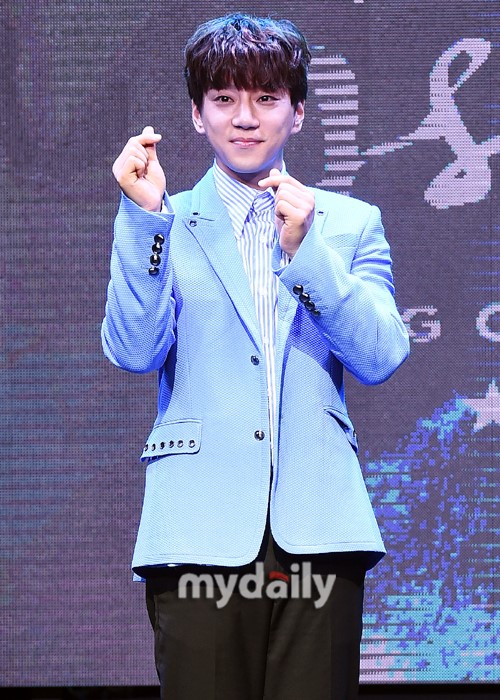 组图:黄致列发新专辑献唱 再现经典比心动作