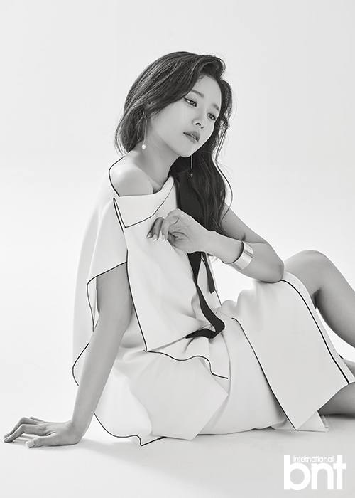 5 / 11 新浪娱乐讯 近日,韩国演员吴智恩携手bntnews拍摄了一组时尚