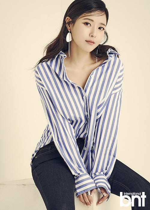 4 / 11 新浪娱乐讯 近日,韩国演员吴智恩携手bntnews拍摄了一组时尚