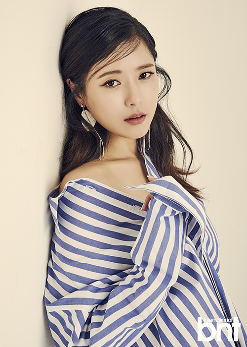 组图韩星吴智恩拍时尚写真分享幸福婚姻感受