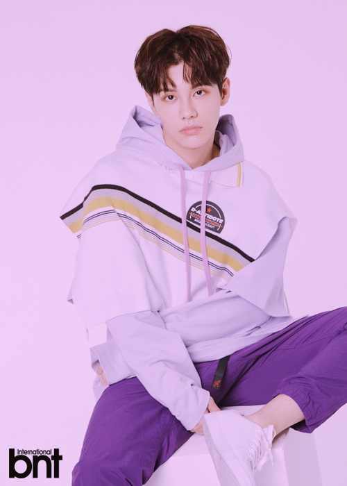 组图:韩星朴容主拍时尚写真 侧颜帅气阳光少年