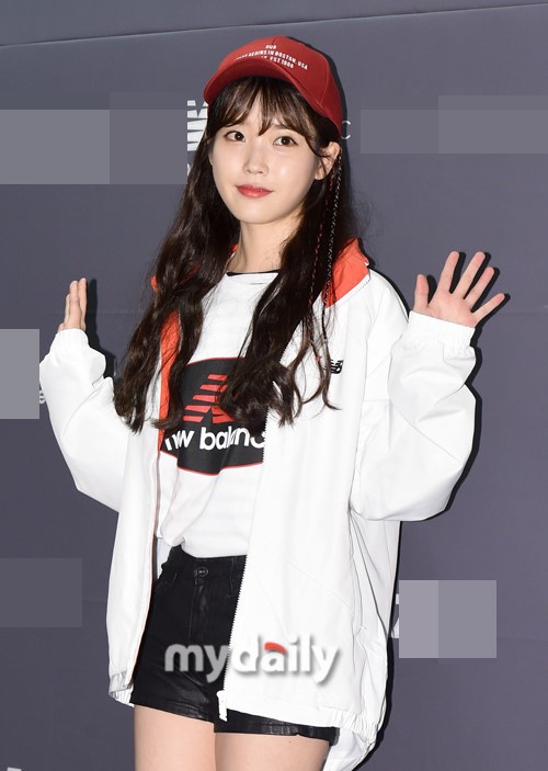组图:iu一身运动装亮相显少女活力 戴棒球帽可爱清纯