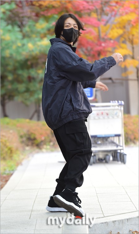 組圖：防彈田柾國出發卡達世界盃 機場表演射門動作