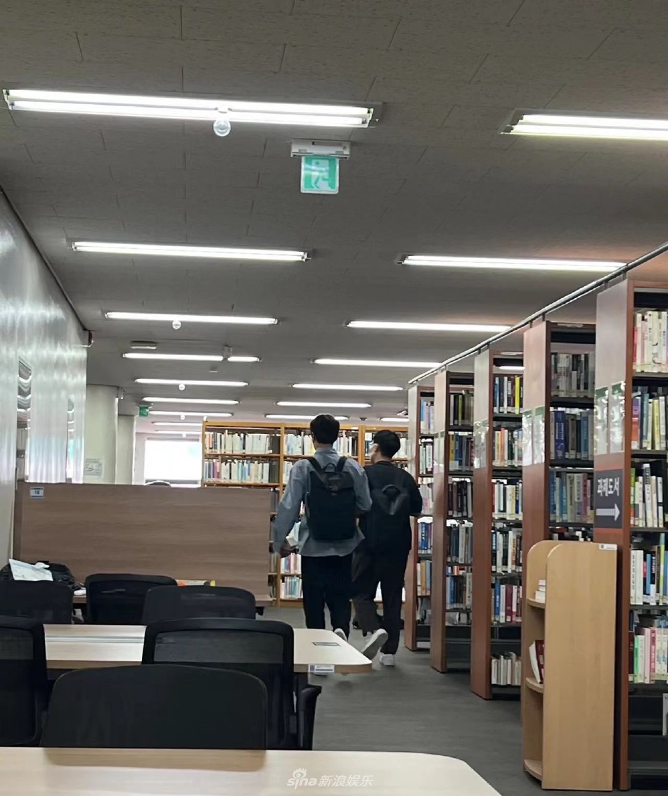 組圖：樸寶劍大學讀研被偶遇 背雙肩包現身圖書館