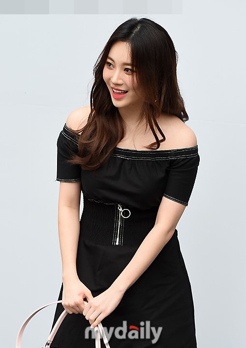 新浪娱乐讯 5月11日下午,韩国女团girlsday成员yura在首尔三星洞出席