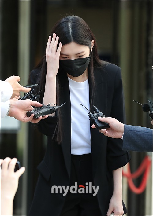 組圖：韓女星Lizzy酒駕傷人案出庭 穿黑衣鞠躬道歉
