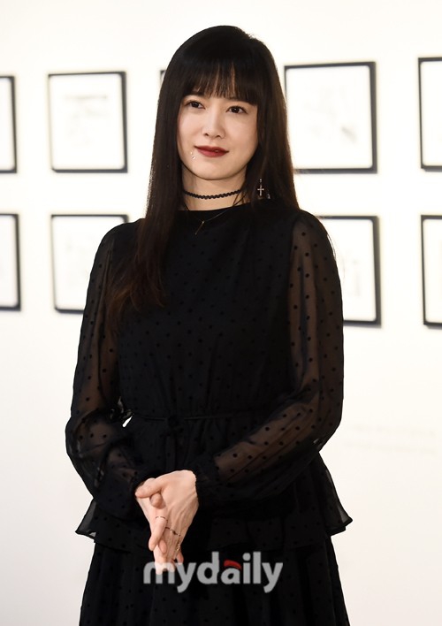 组图：具惠善亮相释出会 水钻贴嘴角妆容特别