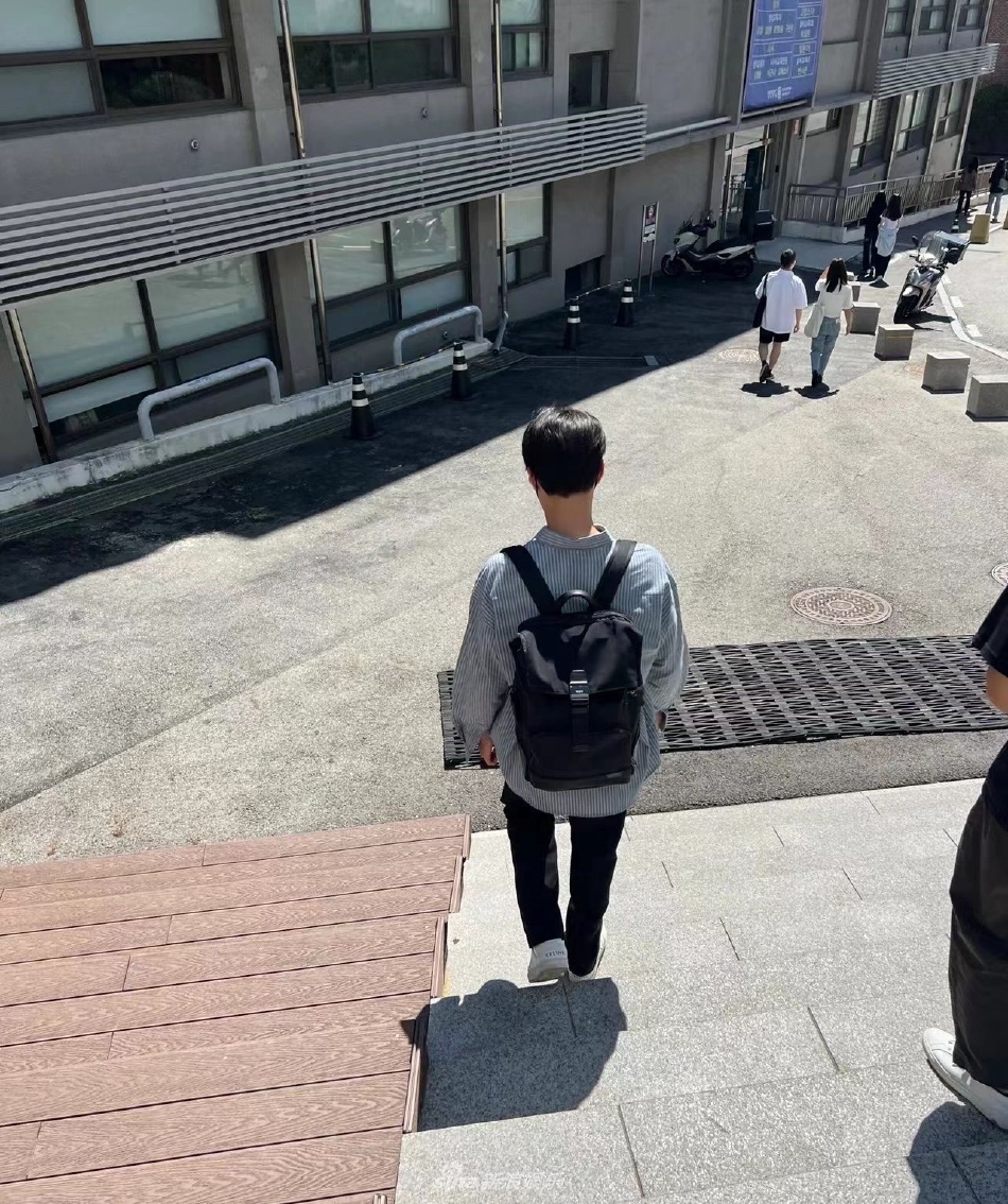組圖：樸寶劍大學讀研被偶遇 背雙肩包現身圖書館