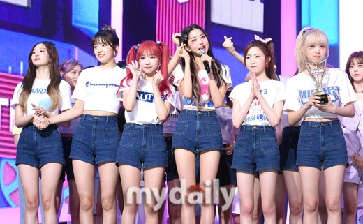 組圖：韓女團IZONE登打歌舞臺奪冠 穿白T恤短褲活力四射
