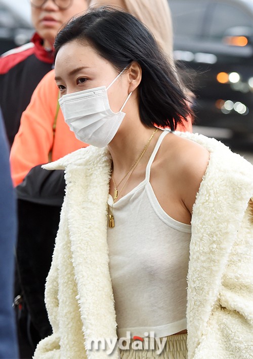 组图:mamamoo华莎真空上阵穿吊带 掀衣露肩膀抢镜_高清图集_新浪网