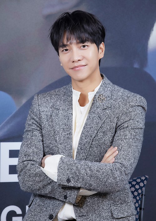 組圖：李昇基歌手迴歸發第七張專輯 黑白灰造型亮相釋出會
