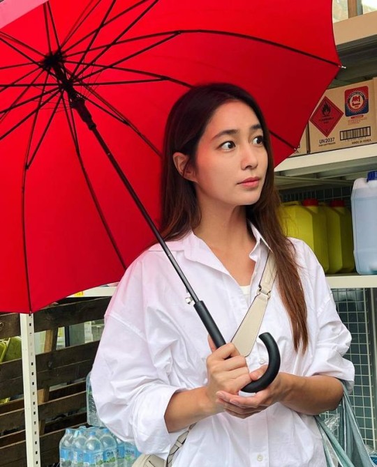 组图：李秉宪妻子李珉廷晒近照 白衣撑红伞不似40岁