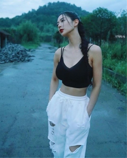 組圖：韓女星Clara曬照黑白造型酷 梳麻花辮雙手插袋