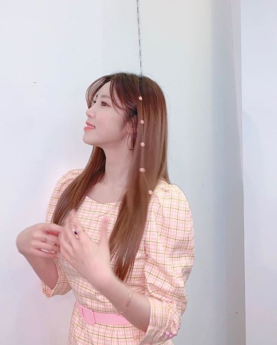 組圖：韓女星全孝盛晒照 紫裙配發卡笑容甜美