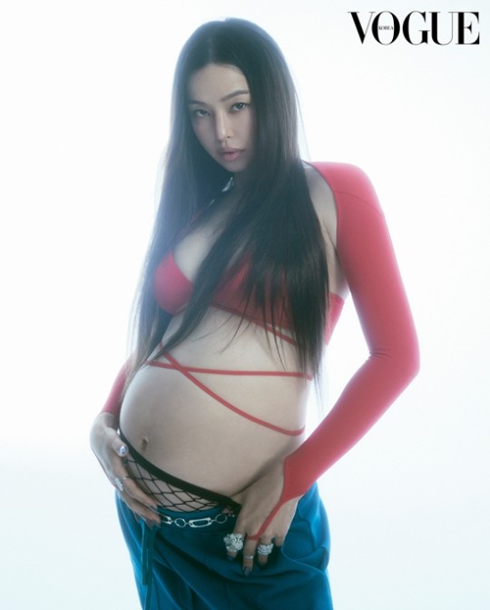 组图：李哈妮怀孕挺肚登《VOGUE》 预产期将至状态超辣