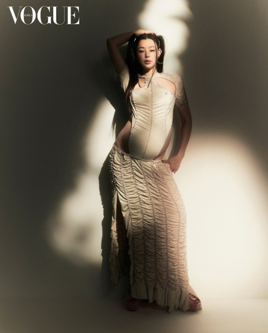 组图：李哈妮怀孕挺肚登《VOGUE》 预产期将至状态超辣