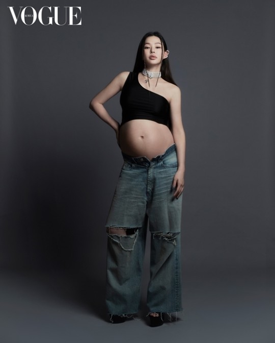 组图：李哈妮怀孕挺肚登《VOGUE》 预产期将至状态超辣