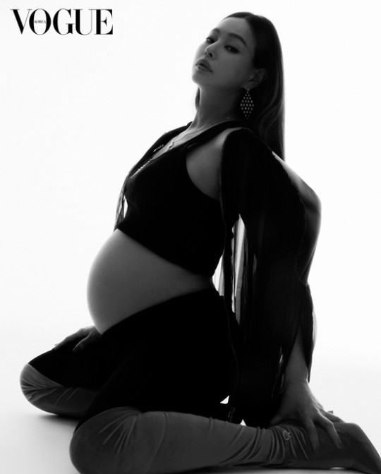 组图：李哈妮怀孕挺肚登《VOGUE》 预产期将至状态超辣