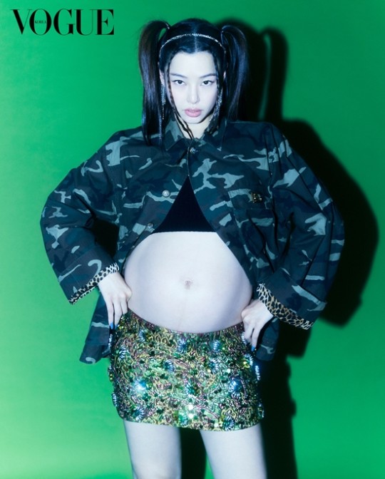 组图：李哈妮怀孕挺肚登《VOGUE》 预产期将至状态超辣