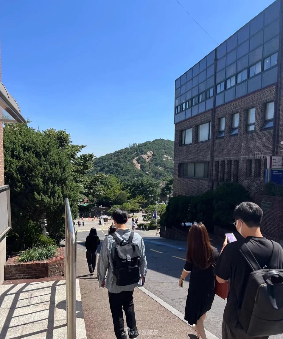 組圖：樸寶劍大學讀研被偶遇 背雙肩包現身圖書館