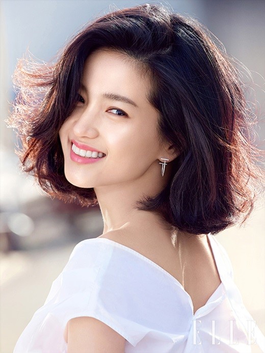 20190130明星泰梨登时尚杂志拍写真笑脸盈盈展清纯优雅风