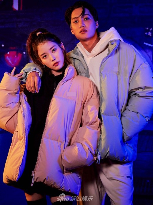 组图：IU与EXO金钟仁合体拍写真 俊男美女搭肩画面甜
