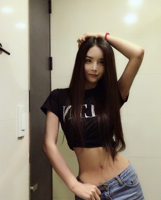 组图:43岁变性艺人河莉秀晒照 超细纤腰抢镜_高清图集_新浪网