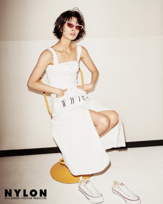 组图:《天空之城》金瑞亨登杂志 露美腿率性十足