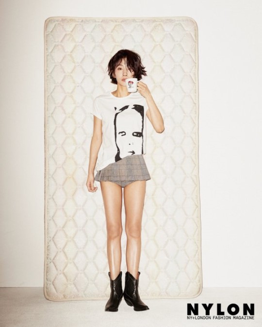 组图:《天空之城》金瑞亨登杂志 露美腿率性十足