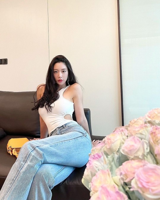 组图：Clara穿白色紧身上衣搭配牛仔裤 秀出完美腰线
