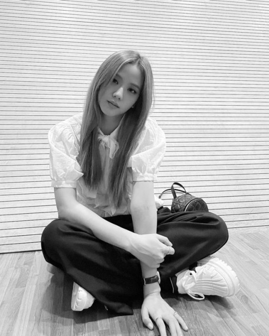 组图：BLACKPINK成员JISOO晒照 托腮歪头表情乖萌