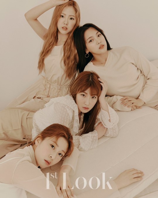 组图:韩团公园少女拍写真 浅色系造型柔美清纯