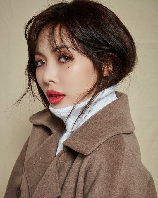 组图:泫雅拍秋冬季宣传写真 穿驼色大衣展温柔风情