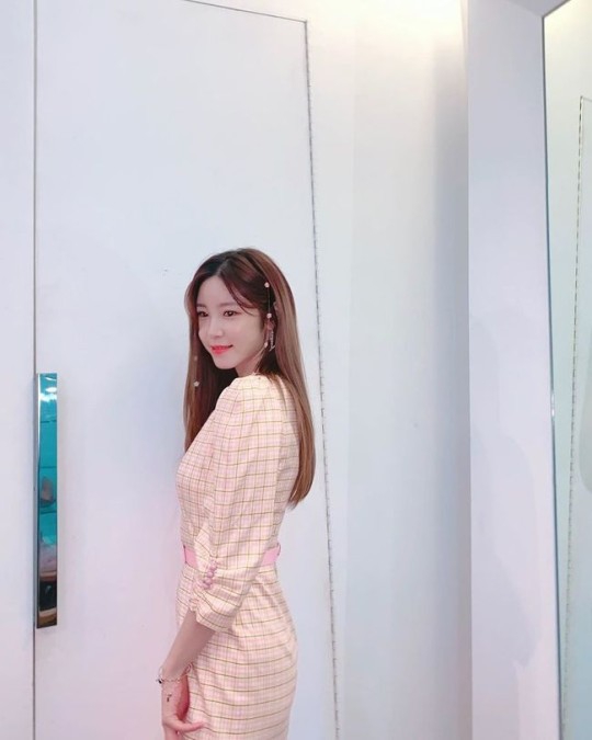 組圖：韓女星全孝盛晒照 紫裙配發卡笑容甜美