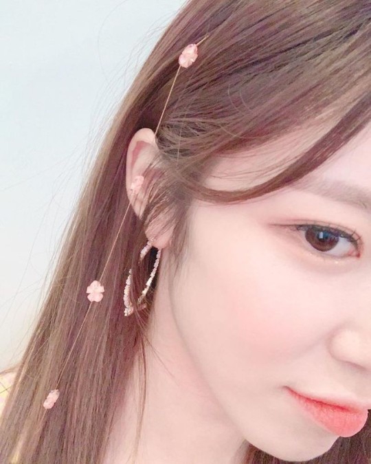 組圖：韓女星全孝盛晒照 紫裙配發卡笑容甜美