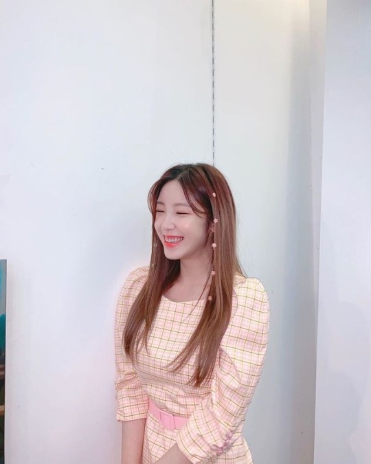 組圖：韓女星全孝盛晒照 紫裙配發卡笑容甜美
