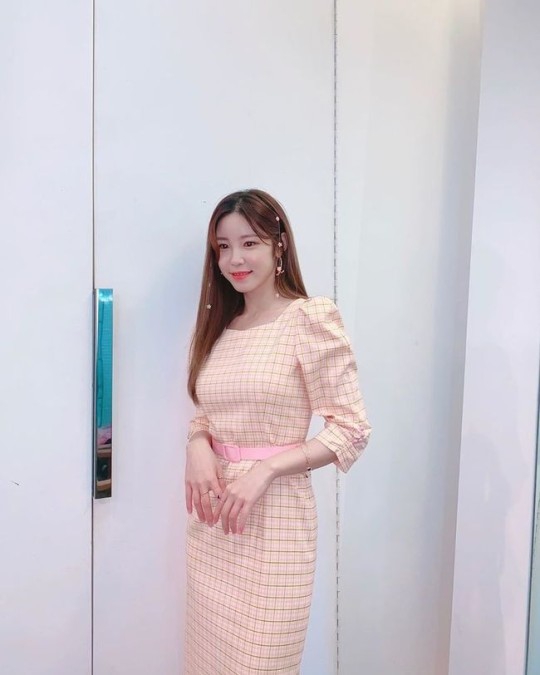 組圖：韓女星全孝盛晒照 紫裙配發卡笑容甜美