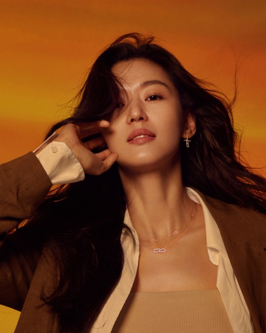 组图：全智贤珠宝写真气质抢眼 优雅天鹅颈迷人