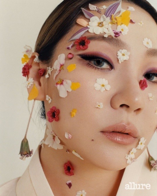 组图：2NE1前成员CL拍前卫写真登封面 个性发型似盆栽