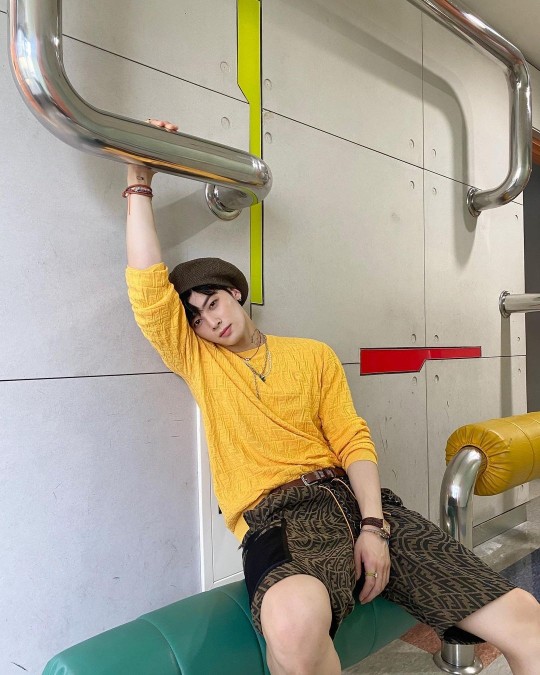 組圖：韓星車銀優晒演出後臺照 手腕畫著電量不足