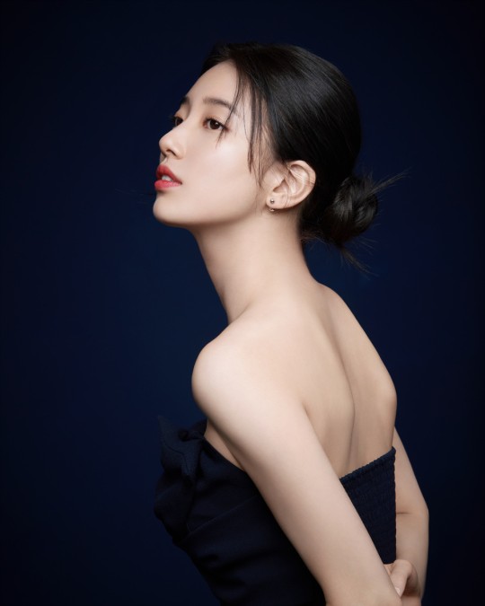 组图：秀智盘发造型气质优雅 拍宣传写真眉目如画